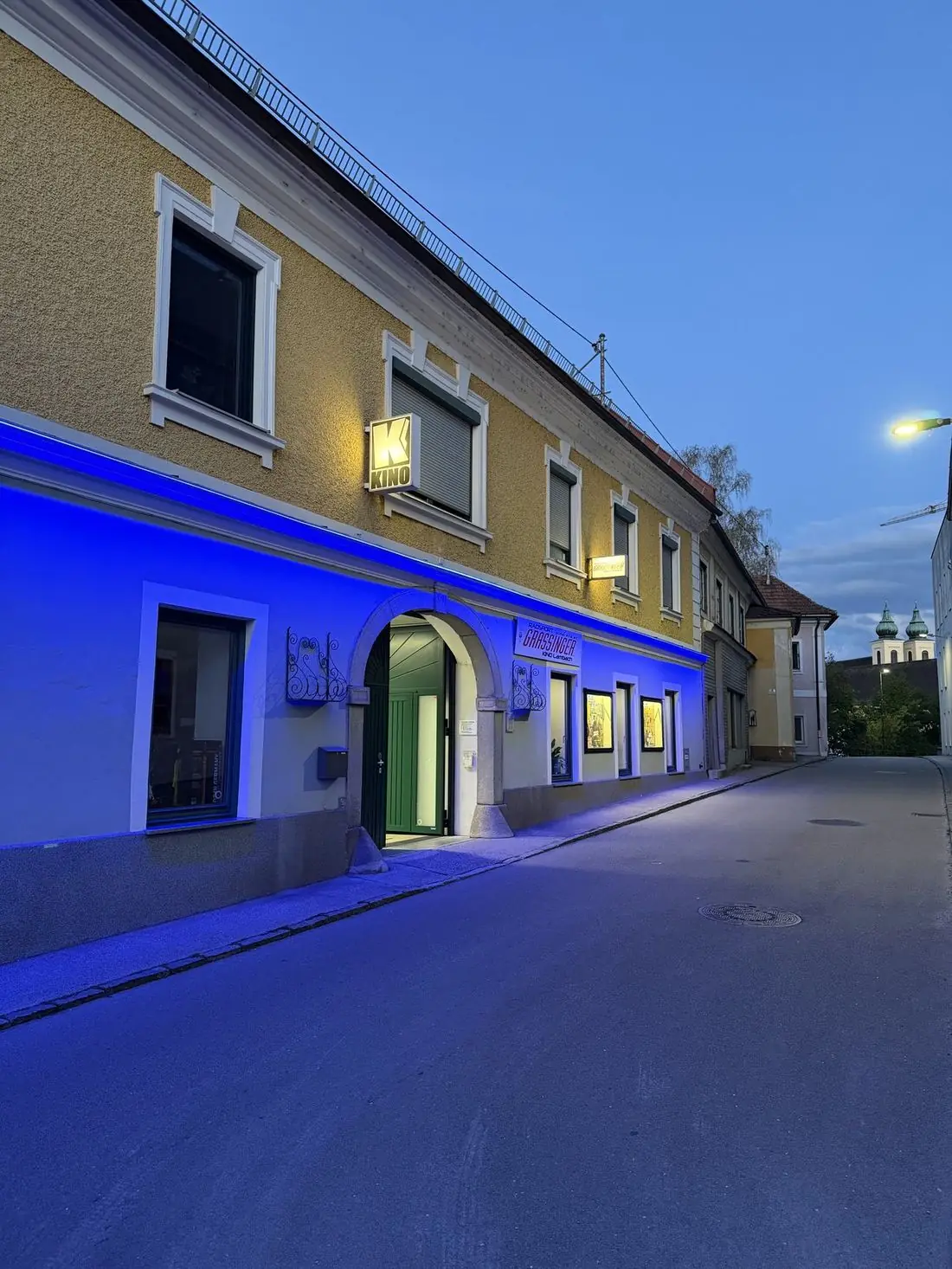 Das Kinohaus in der Leitenstra&szlig;e am Abend, blau angestrahlt