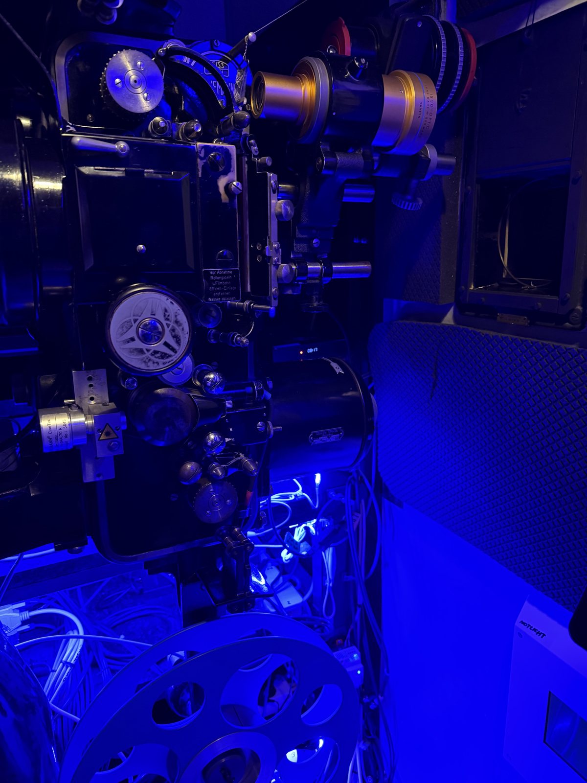 35-mm-Projektor mit Filmrollen