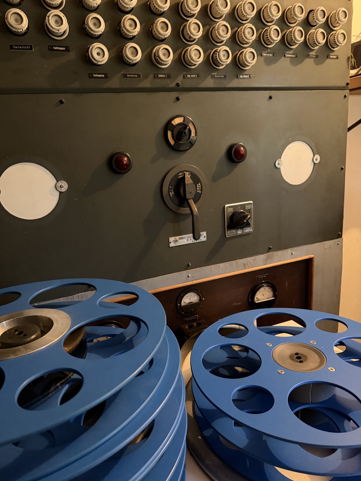 Alte Schalttafel mit Filmspulen