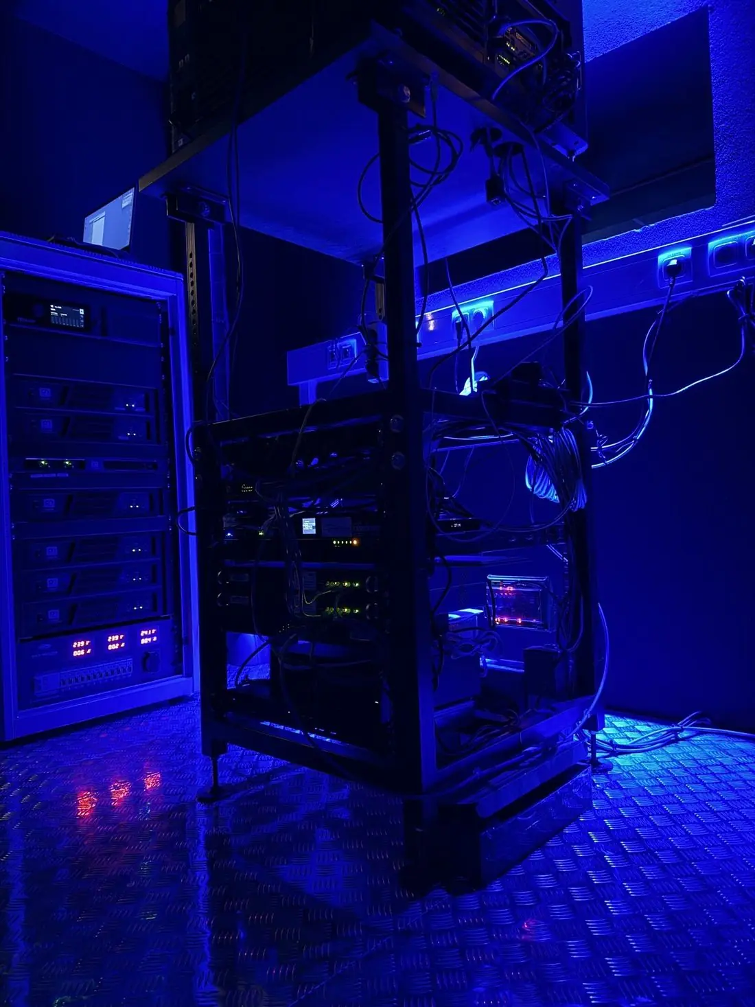 Technikrack im zweiten Vorführraum
